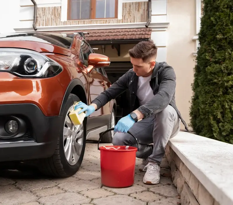 Lavage auto à domicile Les Landes-Genusson : professionnel intervenant sur un véhicule